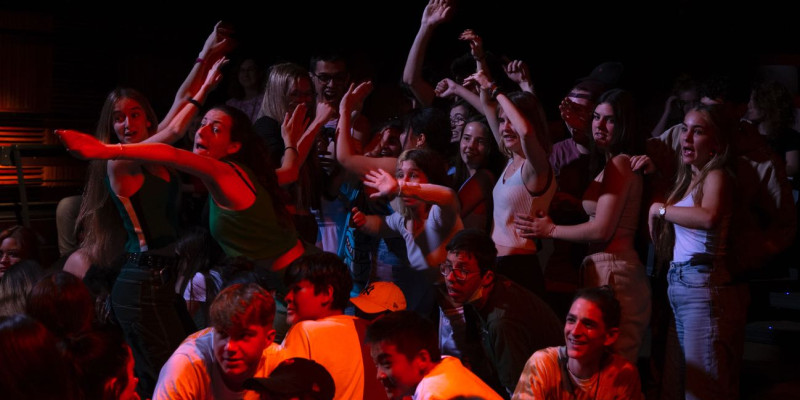 Joves participants del programa Escena Pilot en una sessió teatral