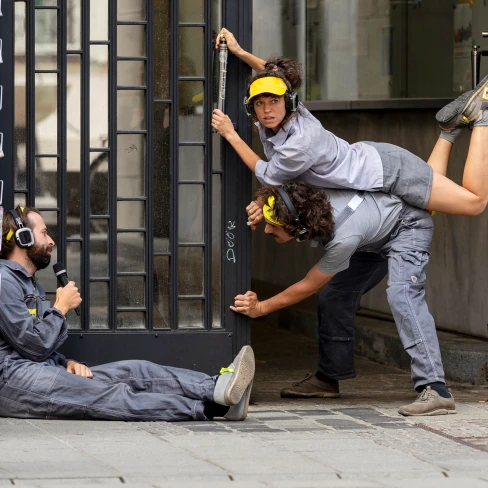 Espectacle a l'aire lliure amb auriculars sobre un carrer concorregut