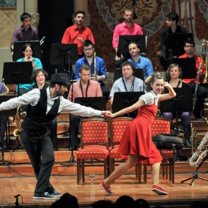 Portada del dossier educatiu de l'espectacle Jazz en viu...swing!