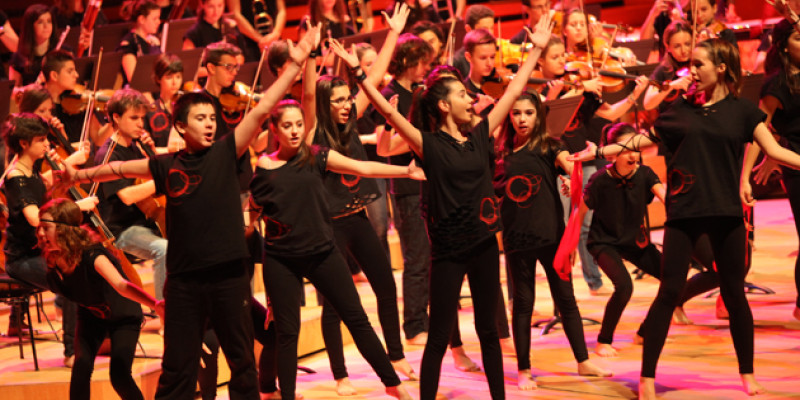 Joves intèrprets de música clàssica sobre l'escenari