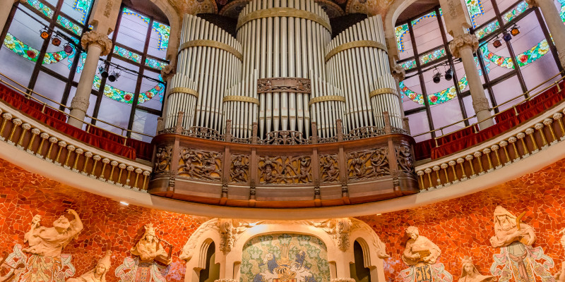 Cantant interpretant amb l'orgue del Palau de la Música