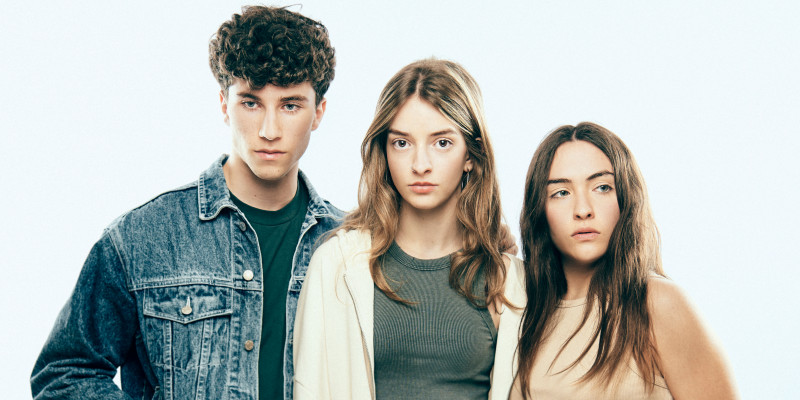 Adolescents en escena reflexionant sobre una festa nocturna