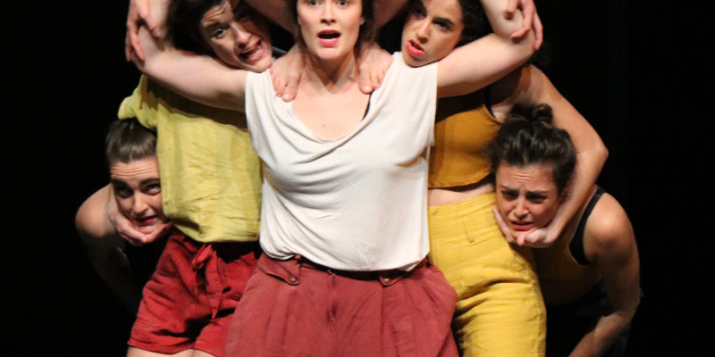 Set acròbates de circ contemporani fent figures conjuntes