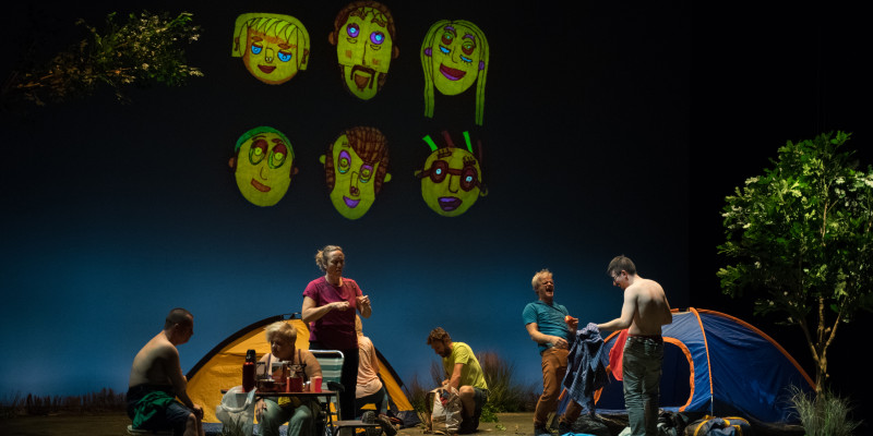Sis intèrprets en un simulacre d'acampada teatral a la muntanya