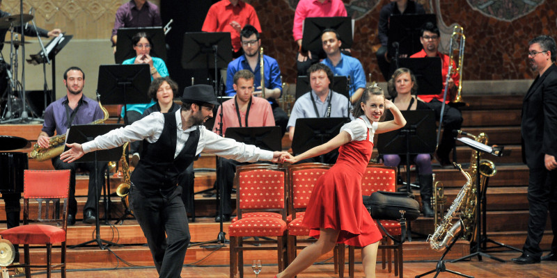 Orquestra de jazz interpretant repertori swing en directe