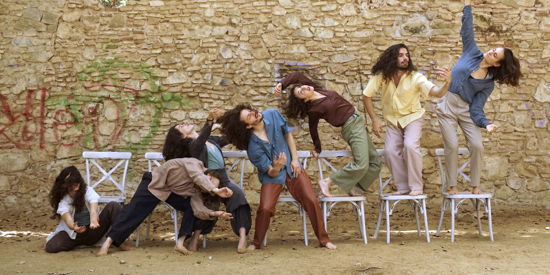 Joves ballarins interpretant la coreografia Tempo de Toni Mira