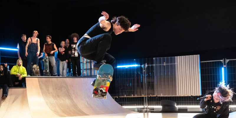 Espectacle amb patinadors i ballarins en un parc de skate