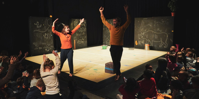 Espectacle de dansa per a infants amb un arbre i una gallina