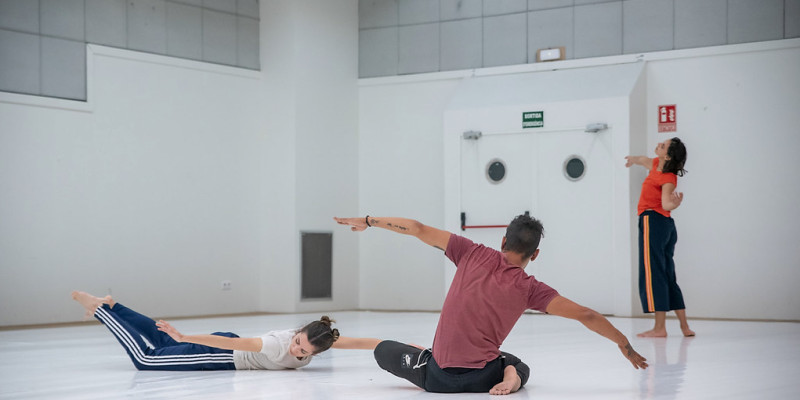 Espectacle-taller que relaciona la gramàtica amb el moviment corporal