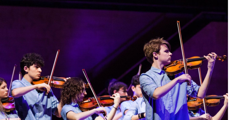 Joves intèrprets de música clàssica sobre l'escenari