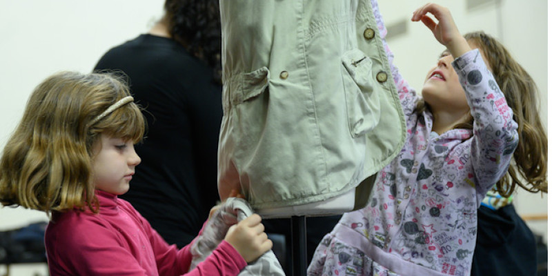 Taller de vestuari teatral amb peces de roba