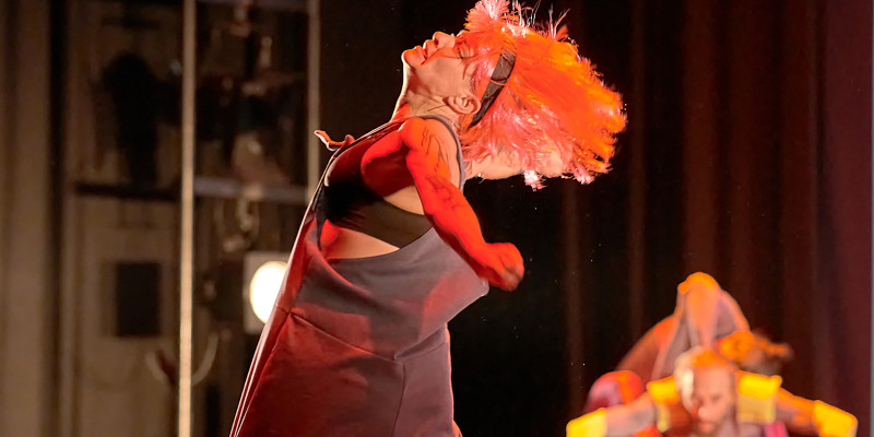 Espectacle de dansa sobre la migració vist a través d'una nena