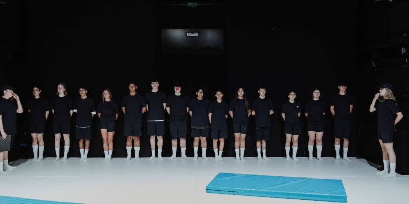 Artistes treballant amb alumnat durant una residència escolar