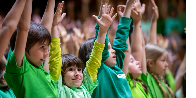 Cor d'infants interpretant l'obra Cantània