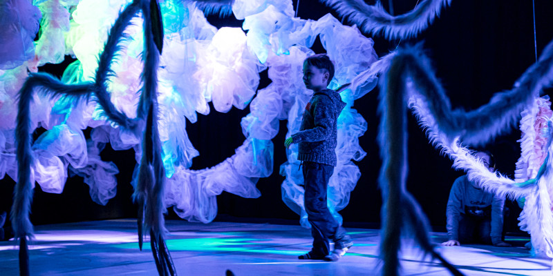 Espectacle de dansa amb projeccions interactives sobre la tendresa