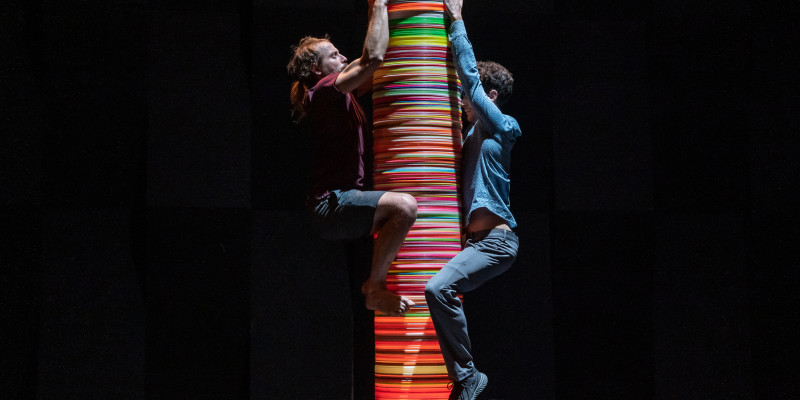 Espectacle de circ centrat en l'exploració del cèrcol