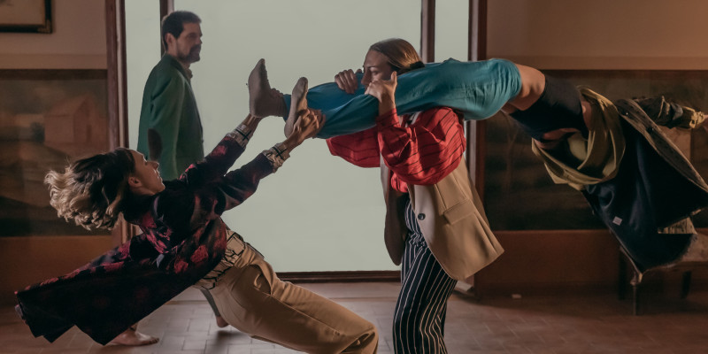 Espectacle de dansa contemporània amb música electrònica en viu