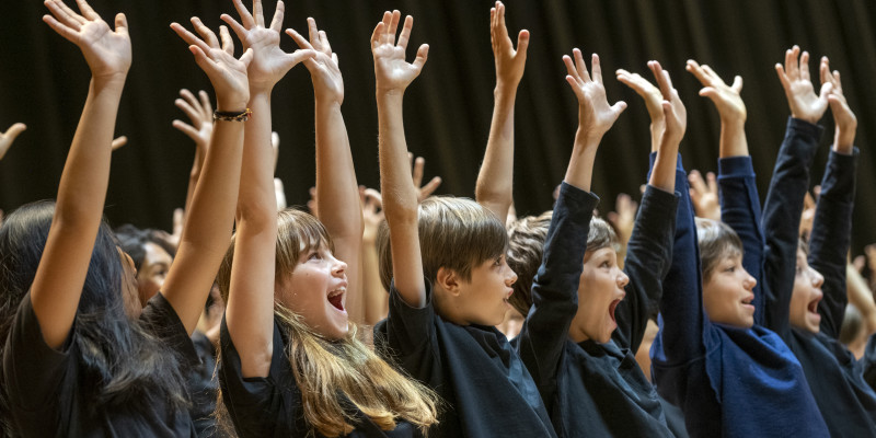 Gran cor d'infants interpretant la cantata Cantània