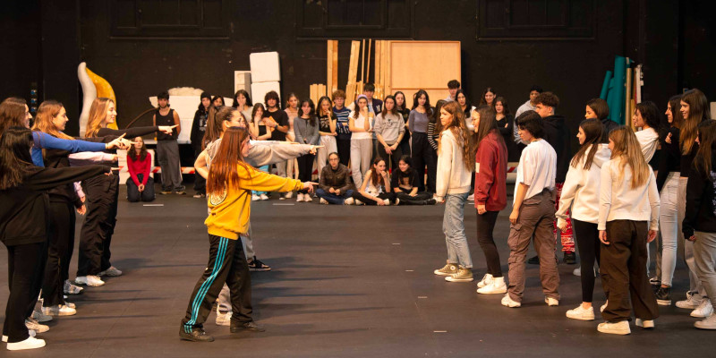 Joves d'instituts barcelonins practicant dansa contemporània