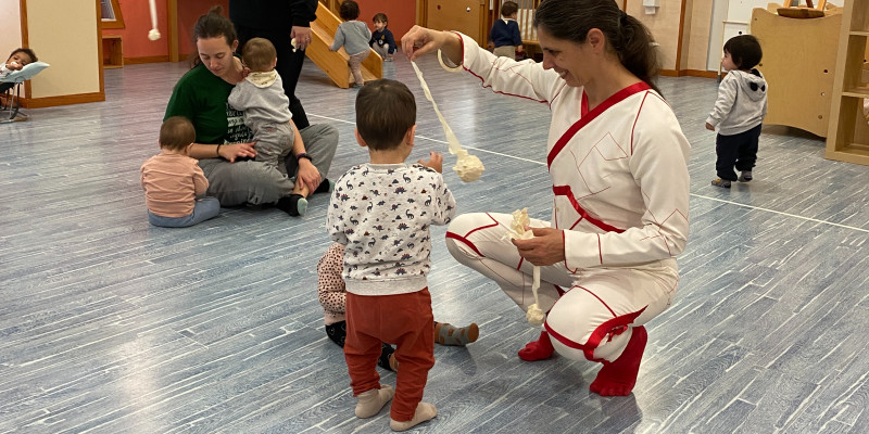 Activitat de moviment lliure adreçada a infants de 0 a 3 anys