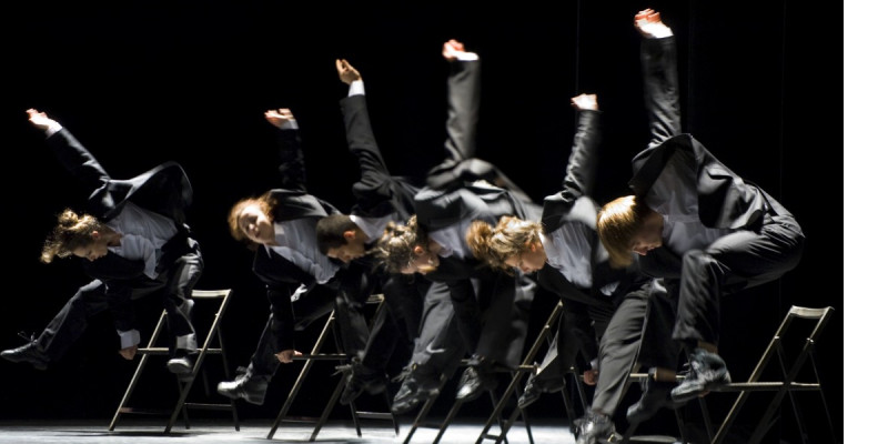 Joves ballarins de la companyia IT Dansa sobre l'escenari