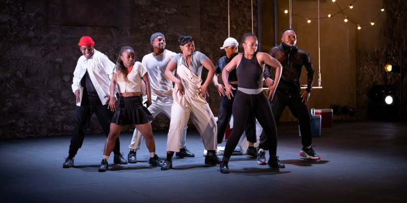 Companyia sud-africana de dansa Via Katlehong sobre l'escenari