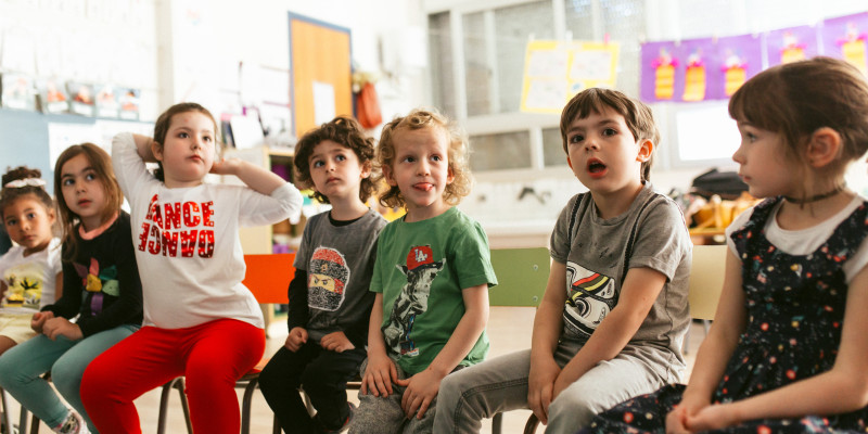 Equip artístic de L'Anorak en una xerrada a l'aula