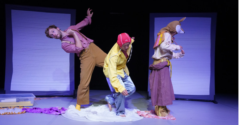 Espectacle de dansa sobre el joc i la imaginació amb un tamboret