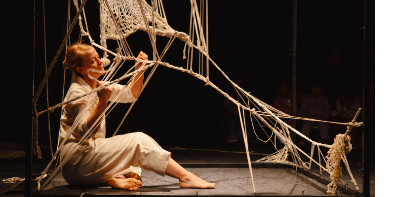 Espectacle de dansa per a nadons centrat en el fil i sostenir