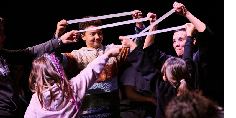 Espectacle de dansa contemporània amb cinta de paper