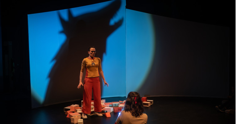 Espectacle sensorial sobre la ràbia amb llum, ombres i titelles