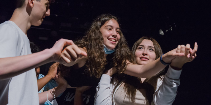 Artistes treballant amb alumnat durant una residència escolar